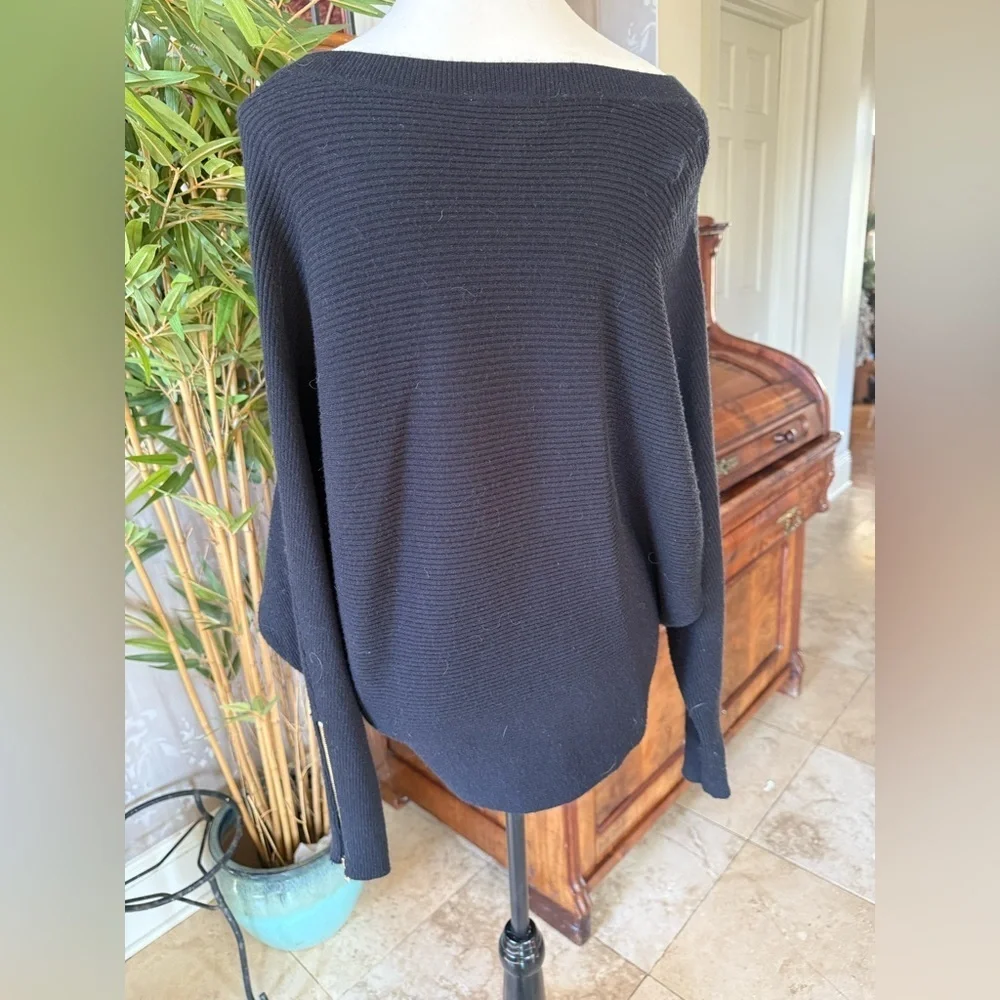 CARMEN by MARC VALVO ladies pull over a crewneck long sleeve black sweater MED - Picture 10 of 14